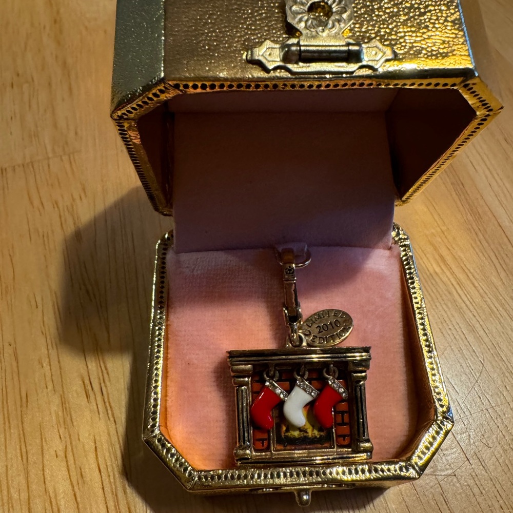 Juicy Couture limited edition holiday 2010 fireplace stocking charm
